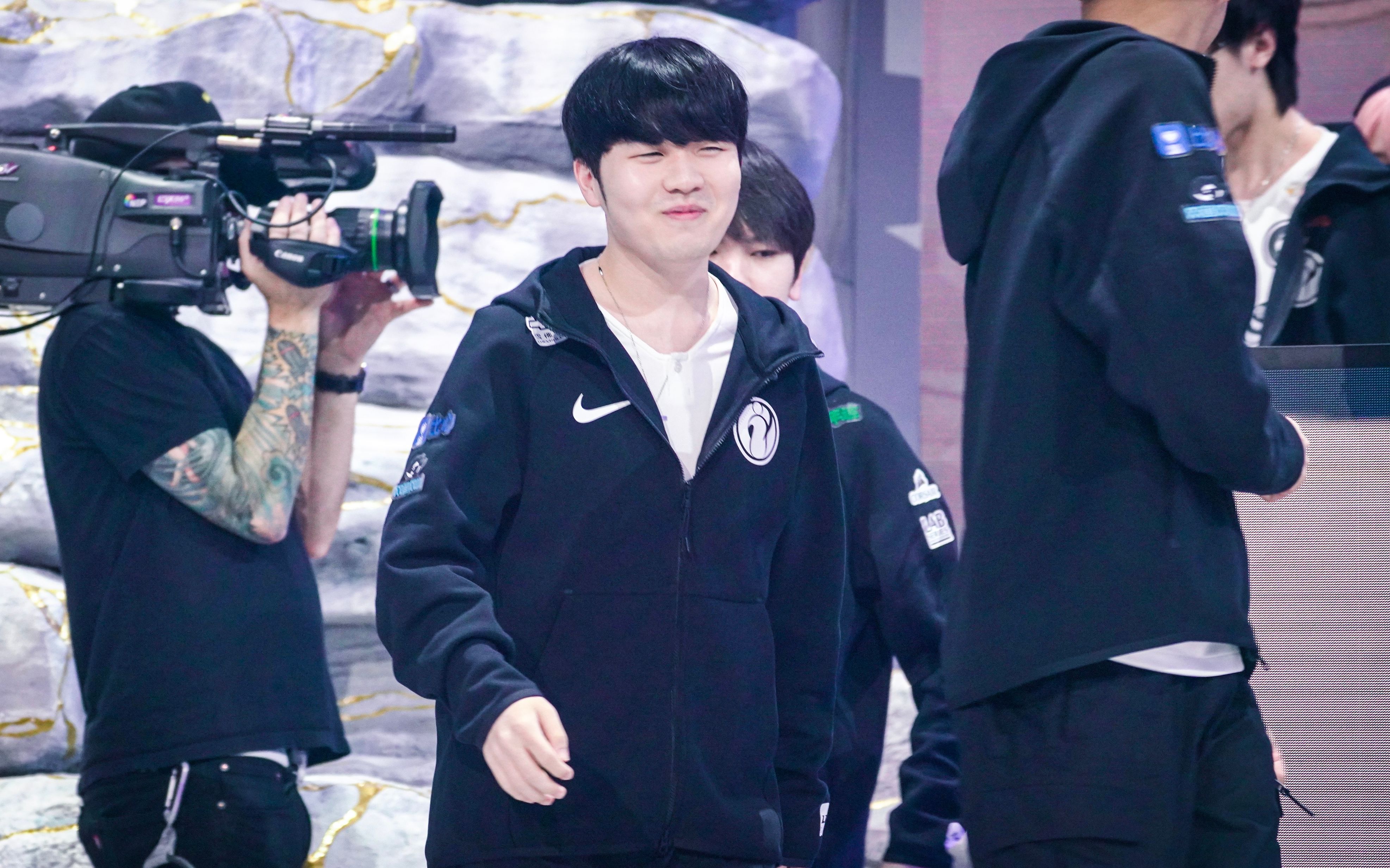 星空体育-Rookie回归赛场，高光表现首场状态亮眼，IG观众沸腾！的简单介绍